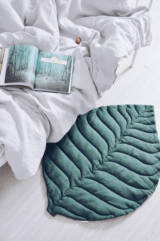 Leaf play mat from natural linen, green